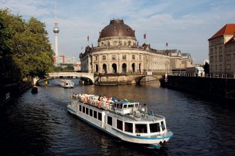 Boat tour of Museum Island © visitBerlin, Photo: Günter Steffen