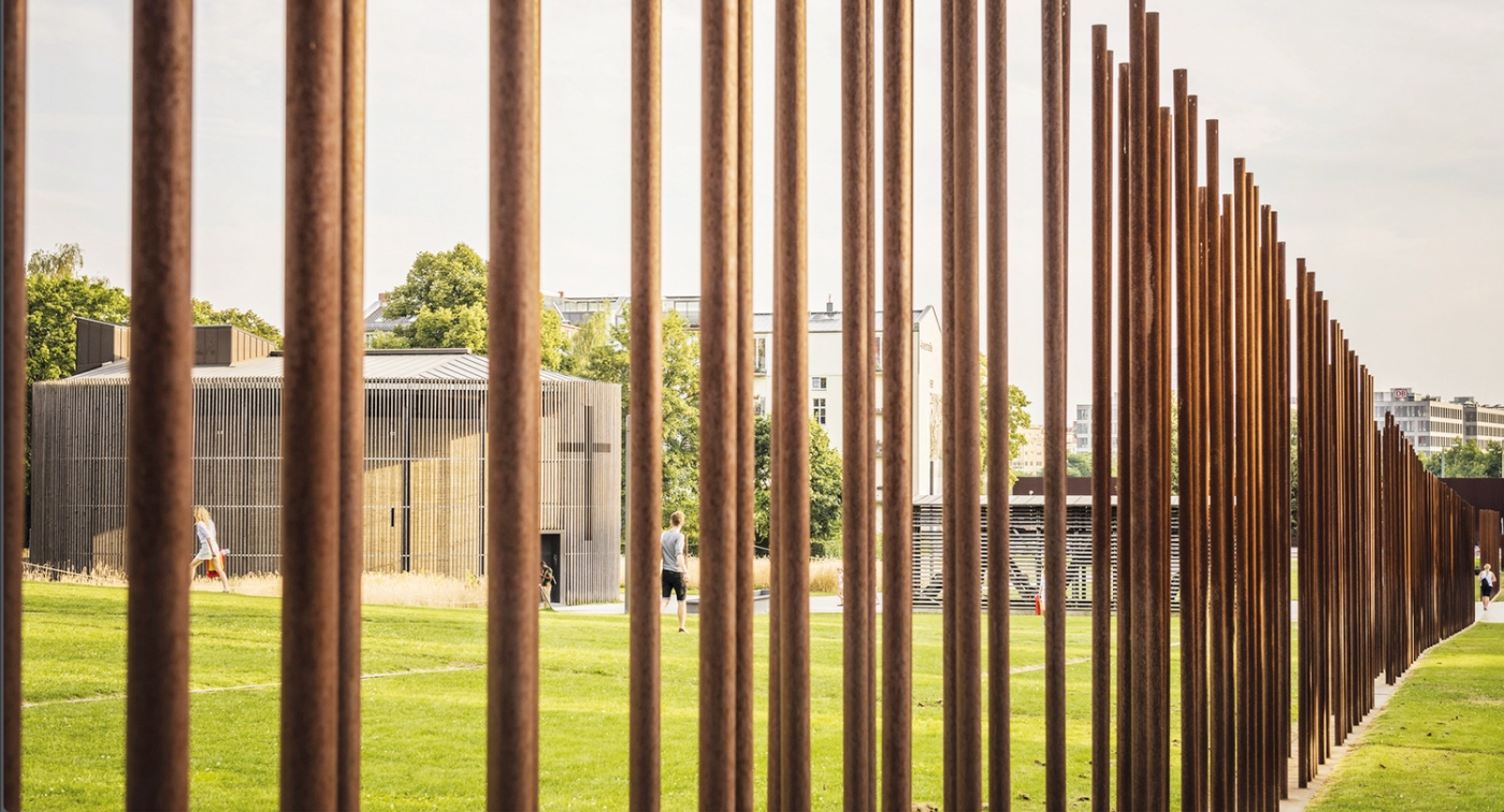 Former border at Berlin Wall Memorial  © visitBerlin, Photo: Dagmar Schwelle