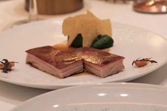油封乳猪配芜菁泥、腌制洋葱与黑椒汁 Suckling pig confit with turnip top purée, pickled onion, pepper jus