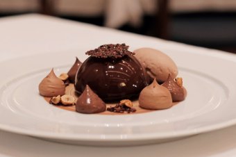 巧克力炸弹、咸味焦糖、榛子雪糕 Chocolate bomb, salted caramel and hazelnut sorbet