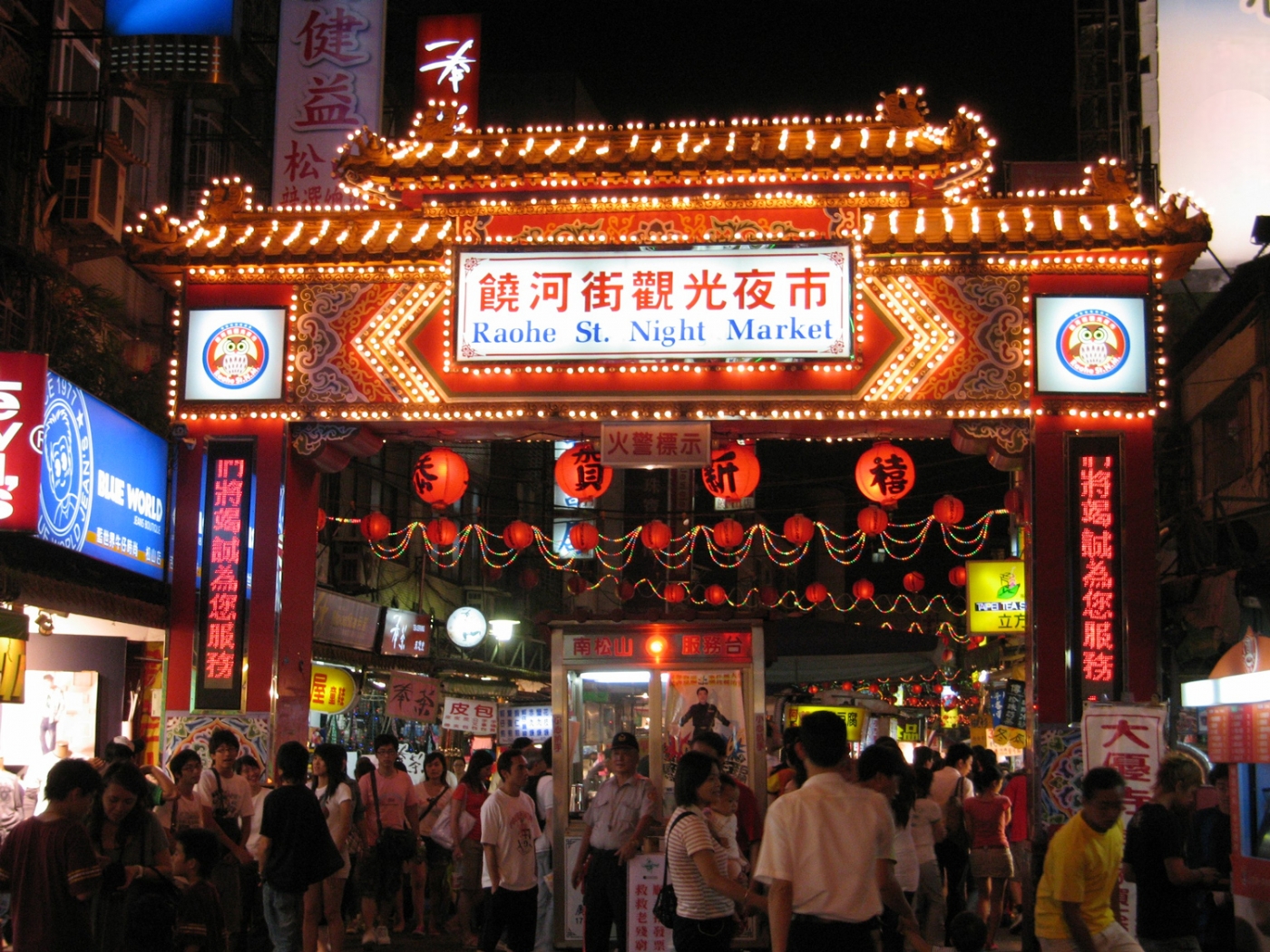 夜市里的人潮与香气，让台北小吃成为旅人最难忘的味道。