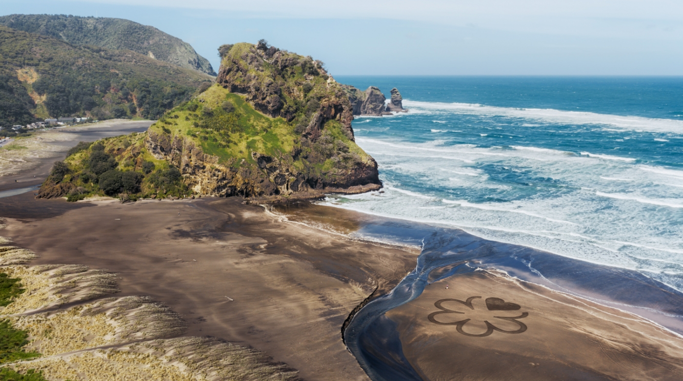 Piha Beach, Auckland New Zealand © Al Guthrie, Tourism New Zealand