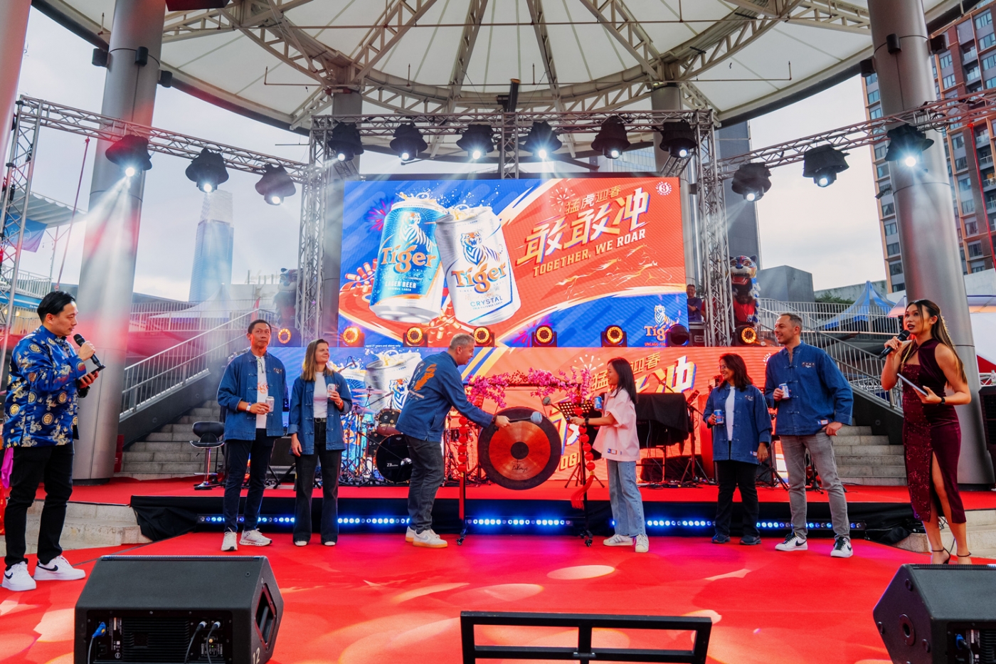 Martijn van Keulen and Julie Kuan (关明思) officially launching Tiger Town with a gong strike