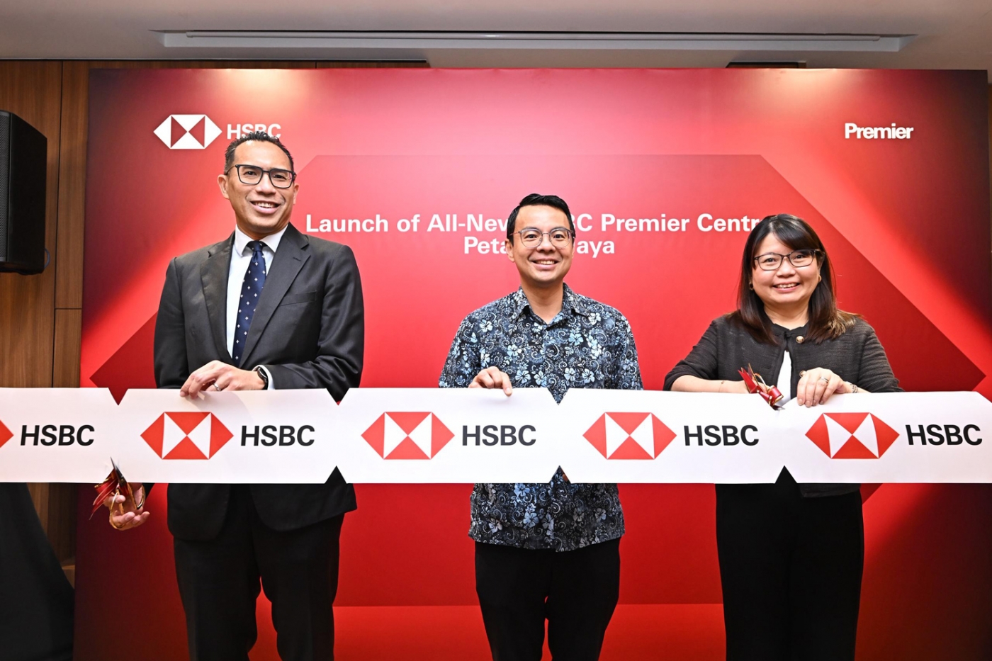 (L-R) Dato’ Omar Siddiq, CEO, HSBC Bank Malaysia; YB Tuan Lee Chean Chung, Petaling Jaya Member of Parliament; Linda Yip, Country Head of International Wealth and Premier Banking, HSBC Bank Malaysia.