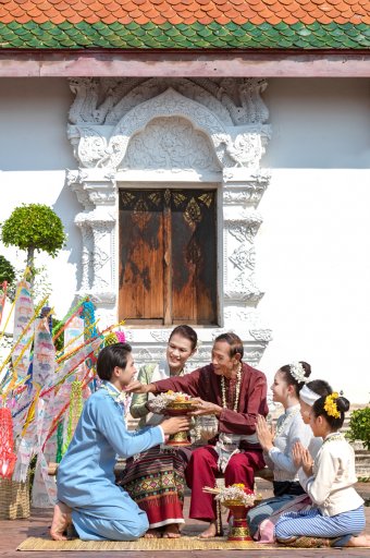 Songkran - Rod Nam Dam Hua