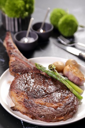 U.S. Black Angus Petite Tomahawk Steak