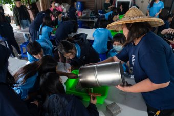 学生团学制豆腐 A student group learning how to make tofu
