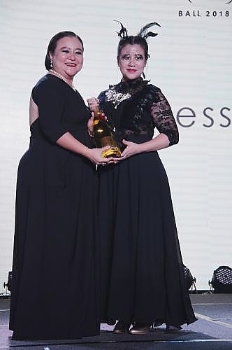 Ms Khoo Ling Tze (Right) receiving her prize for the Best Dressed lady of the night from Ms Christina Tan Soh Ann, Director of Communications.