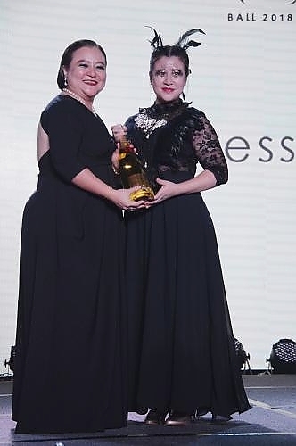 Ms Khoo Ling Tze (Right) receiving her prize for the Best Dressed lady of the night from Ms Christina Tan Soh Ann, Director of Communications.