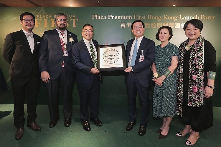 Mr. Song Hoi-see (centre left), Founder and officiating guests presented Plaza Premium Group’s “World’s Best Independent Airport Lounge” award by Skytrax at the Plaza Premium First Hong Kong Launch Party.