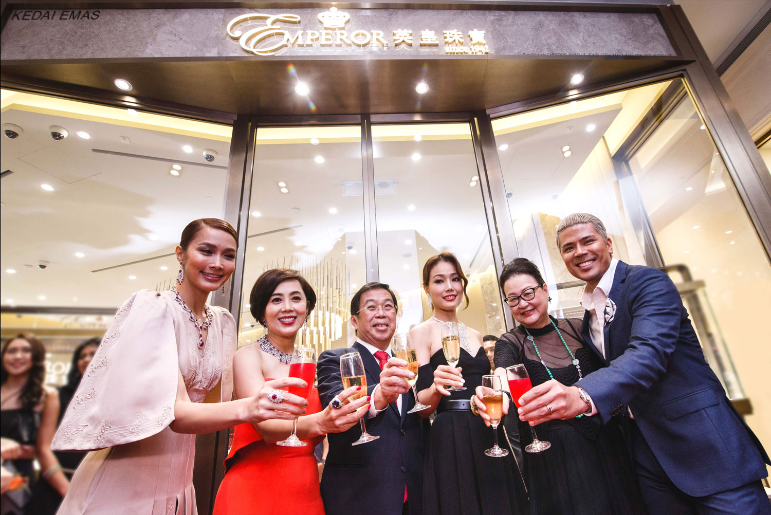  Emperor Jewellery’s first ever flagship store in Pavilion Kuala Lumpur, had a grand opening with (From the left) Ms Scha Al-Yahya, Malaysian celebrity; Ms Cindy Yeung, Chairperson and Chief Executive Officer of Emperor Watch and Jewellery; Mr Tan Kok Wai, Malaysia Special Envoy to the People’s Republic of China; Ms Joey Yung, Hong Kong Pop Star; Dato Joyce Yap, Chief Executive Officer of Retail of Pavilion Kuala Lumpur and Mr Awal Ashaari, Malaysian celebrity as officiating guests.