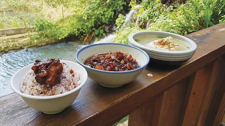 Sturgeon and braised pork rice 鲟龙鱼卤肉饭
